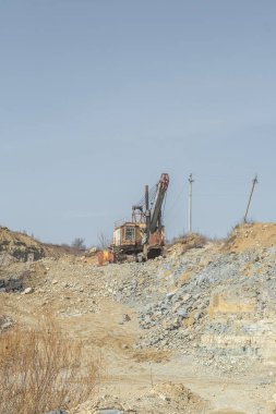 Terk edilmiş kazıcılı kireçtaşı ocağı.