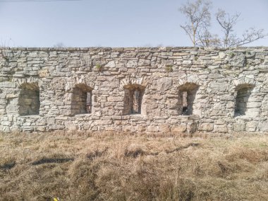 Ortaçağ kireç taşından duvarda boşluklar var..