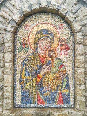 Trinitarian Manastırı 'nın Kutsal Üçlemesi Kilisesi yakınlarındaki Bakire ikonunun küçük mozaiği..