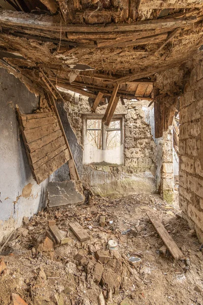 崩壊した屋根を持つ古い荒廃したウクライナの家の中 内部が破壊された — ストック写真