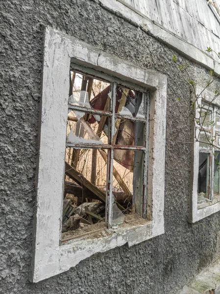 古い荒廃したウクライナの家の窓のある壁 — ストック写真
