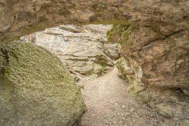 Kayadaki mağaradan çık. İçeriden bak. Kamianets-Podilskyi, Ukrayna.