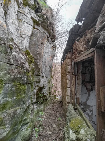 岩石旁边的一座破烂不堪的旧房子正在倒塌 — 图库照片