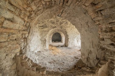 18. yüzyılın eski siyah tuğlalı terk edilmiş istihkam tüneli..