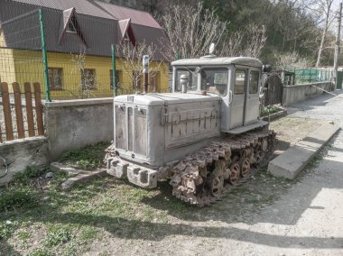 Eski terk edilmiş traktör Kharkiv Traktör Tesisi 'nde yapılmış. Ukrayna - Nisan. 2022.