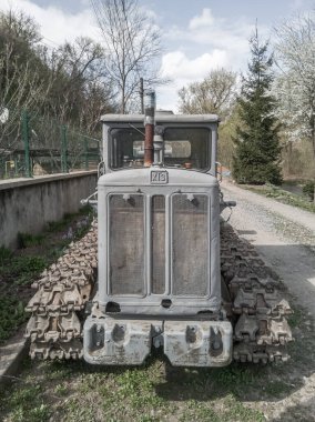 Eski terk edilmiş traktör Kharkiv Traktör Tesisi 'nde yapılmış. Ukrayna - Nisan. 2022.