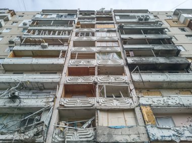 KYIV, UKRAINE - apr. 2022: Ukrayna 'nın başkenti Kyiv' de düşman uçakları tarafından hasar gören bir yerleşim yeri. Rusya 'nın Ukrayna' ya karşı savaşı.