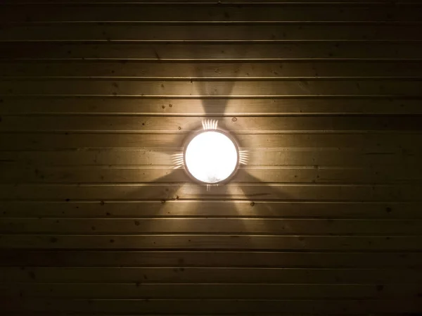 Lampe Plafond Planches Bois Dans Une Pièce Sombre — Photo