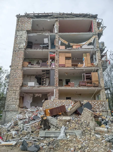 KYIV, UKRAINE - Nisan 2022: Kyiv 'in Podilskyi ilçesindeki bombardıman sonrası hasar gören konut binaları. Ukrayna 'da Savaş.