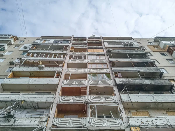 KYIV, UKRAINE - apr. 2022: Ukrayna 'nın başkenti Kyiv' de düşman uçakları tarafından hasar gören bir yerleşim yeri. Rusya 'nın Ukrayna' ya karşı savaşı.