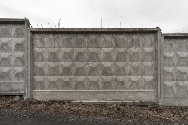 Eski Sovyet beton duvarı.