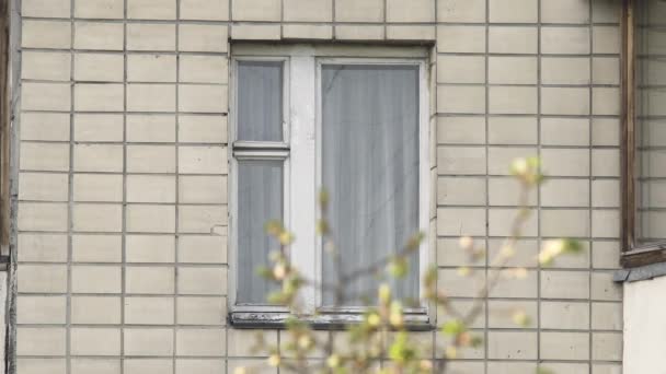 Вікно Старого Радянського Житлового Будинку Крупним Планом — стокове відео