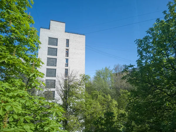 Old Soviet Residential Building Green Trees Beautiful Blue Sky Close — Stock Photo, Image