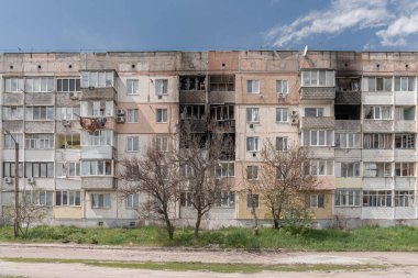 Rus ordusu tarafından bombalanan bir yerleşim yeri. Makariv, Kyiv oblast, Ukrayna. - Mayıs, 2022.