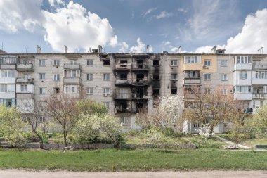 Makariv, Kyiv Oblastı, Ukrayna 'da Rus ordusu tarafından bombalanmış bir yerleşim yeri. - Mayıs, 2022.