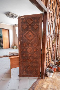 Kültür Sarayı 'nın içinin ismi T.G. Rus ordusunun saldırısından sonra tahta kapılı Shevchenko. Borodyanka, Kyiv oblast, Ukrayna. - Mayıs, 2022.