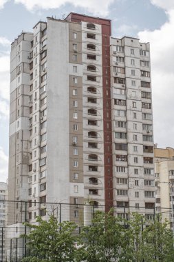 Eski beton panel, çok katlı yüksek katlı konut binası. Kyiv. Ukrayna - 2021.