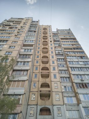 Eski beton panel çok katlı yüksek katlı konut binası.