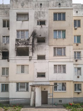 Rus ordusu tarafından bombalanan bir yerleşim yeri. Makariv, Kyiv oblast, Ukrayna. - Mayıs, 2022.