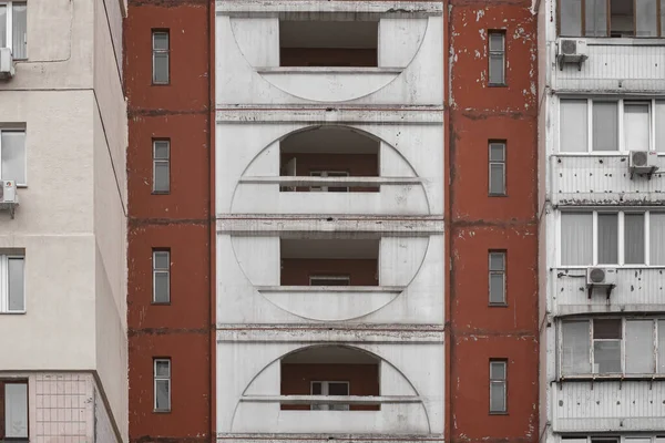 Gestructureerde Armoedige Betonnen Muur Met Decoratieve Ramen Van Meerdere Verdiepingen — Stockfoto