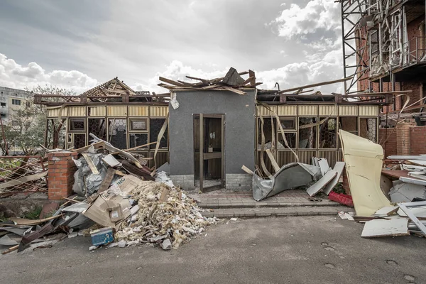 ロシア軍によって爆撃された市場の建物 マカリフ キエフ オブラスト ウクライナ 2022年5月 — ストック写真