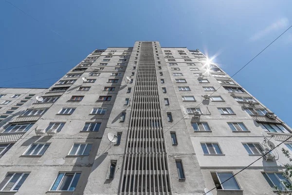 Harkiv 'deki eski, kirli, çok katlı, prefabrik beton bir evin dipteki görüntüsü. Kharkiv, Ukrayna - Haziran 2021.