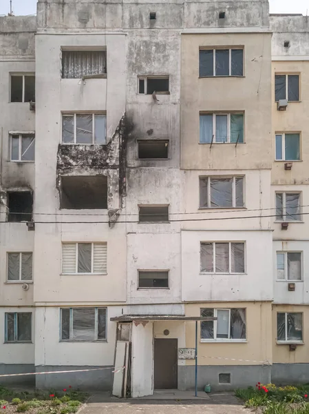 Rus ordusu tarafından bombalanan bir yerleşim yeri. Makariv, Kyiv oblast, Ukrayna. - Mayıs, 2022.