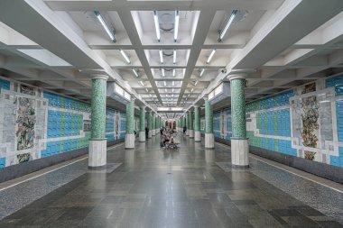 Botanichnyi Sad metro istasyonunun içi. Kharkiv, Ukrayna - Haziran 2021.