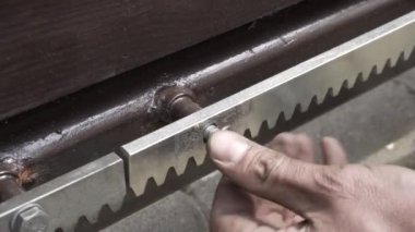 Bir rafın vidalanması, kapıya, yakın çekim.