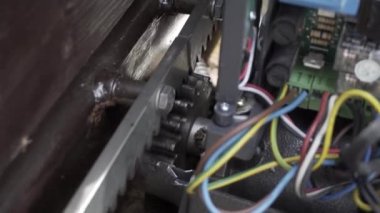 Askılık süren bir vites motoru, kapat.