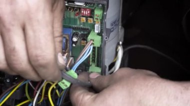 Tamirat sırasında otomatik elektrikli geçit kontrol paneli. Tamirat sırasında otomatik elektrikli geçit kontrol paneli. Ukrayna - 2022.