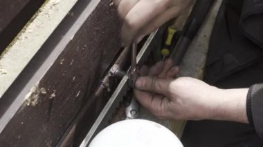 Bir rafın vidalanması, kapıya, yakın çekim.