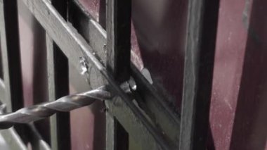 Metal bir yapıda delik açmak. Metal talaşının çıktığı yer. Yakın plan..
