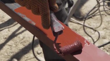 İşçi metal kirişi asar..