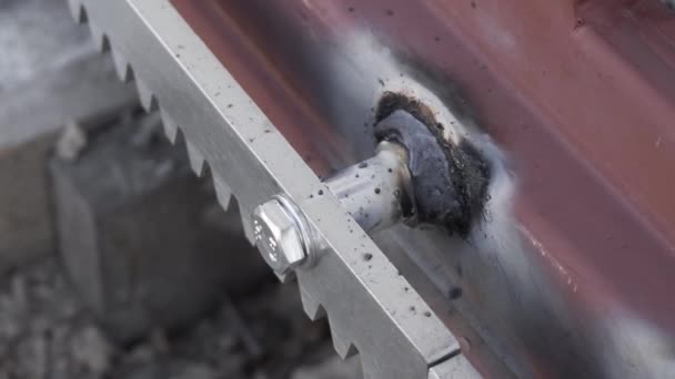 Una Cremagliera Sul Telaio Del Cancello Metallo Primo Piano — Video Stock