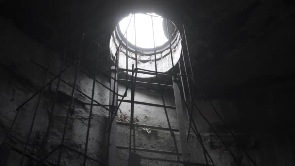 Вид Подземных Коммуникаций Поверхность Через Люк Лестницей Выход Поверхность Дренажа — стоковое видео