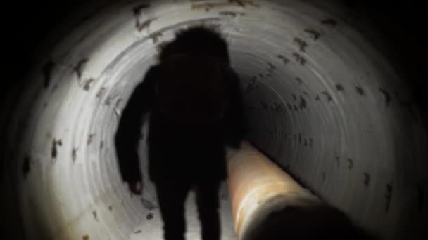 Adamın Biri Elinde Bir Boruyla Yeraltı Iletişim Tünelinden Geçiyor — Stok video