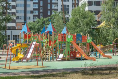 İkamet bölgesindeki çok renkli açık hava çocuk parkı. Irpin, Kyiv oblast, Ukrayna - 11 Haziran. 2022.