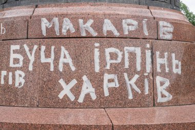 Rus bombardımanından muzdarip Makariv, Bucha, Irpin, Kharkiv yazılı granit bir kaide. Pereyaslav, Kyiv bölgesi, Ukrayna - 13 Temmuz 2022.