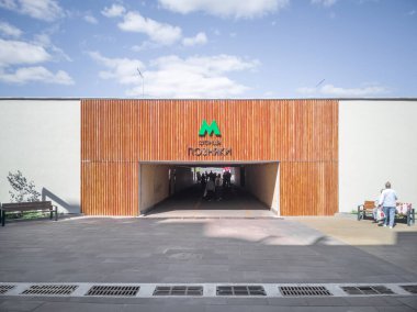 Pozniyaky metro istasyonunun modern girişini güncelledim. Kyiv, Ukrayna, - 7 Eylül 2022.