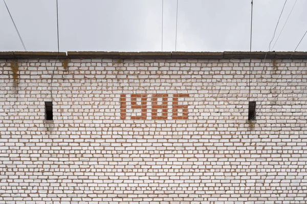Napis 1986 Jest Umieszczony Cegieł Ścianie Starego Sowieckiego Budynku — Zdjęcie stockowe