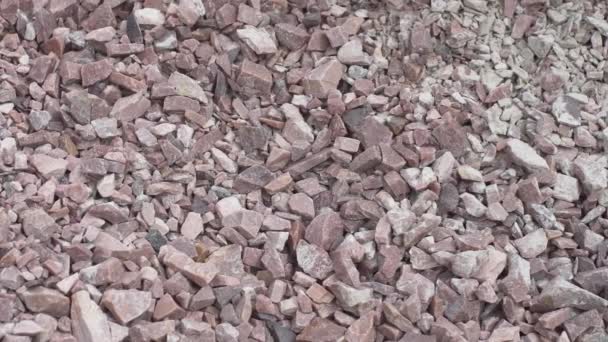 Pedra Esmagada Quartzo Pedra Borgonha Perto Doolly — Vídeo de Stock