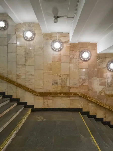Лестница Подземному Переходу Станции Метро Боковой Вид Пустые Лестницы Стеной — стоковое фото