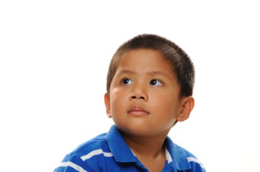 yürümeye başlayan çocuk ciddi görünüyor