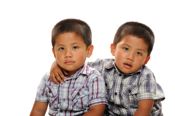 Gemelli ragazzi coccole — Foto Stock