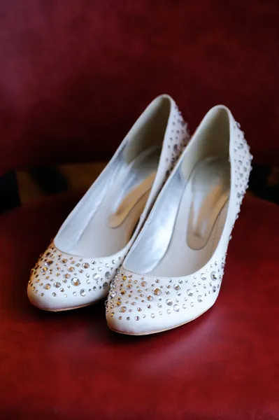花嫁見せびらかす靴 — ストック写真