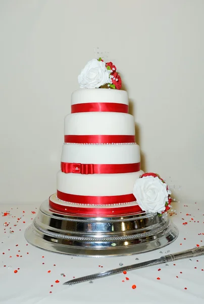 Röd & vit bröllopstårta — Stockfoto