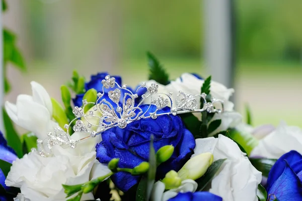 Las novias tiara y flores — Foto de Stock