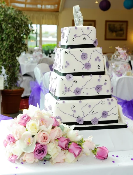 Bolo de casamento roxo — Fotografia de Stock