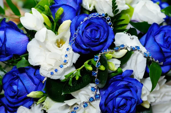 Rosas azules y pulsera azul Imágenes de stock libres de derechos